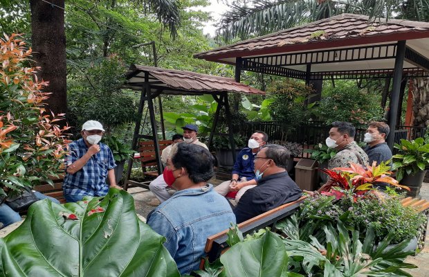 Foto: Pengurus Yayasan Ujung Aspal Jatim bersama Kepala Dinas Lingkungan Hidup Kota Batu saat di TPA Tlekung.