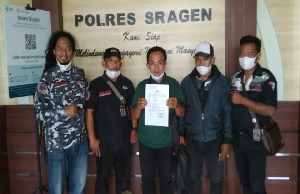 Foto: Ketua Bidang Layanan Perlindungan Konsumen dan Nasabah (LPKN) SAPU JAGAD Haris Nugroho bersama Pengurus DPD SAPU JAGAD Kabupaten Sragen saat laporan