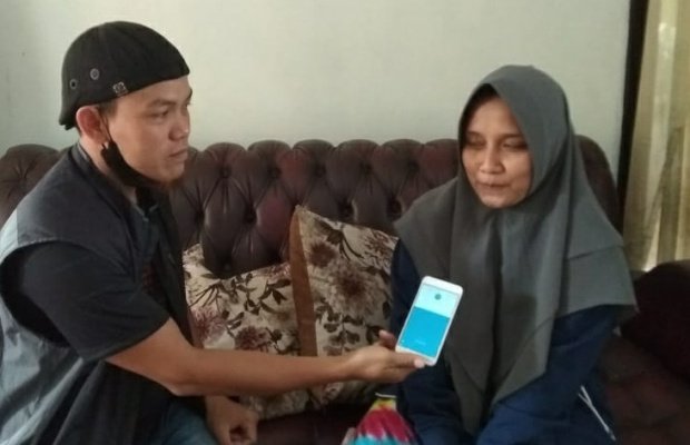Foto:  Kasi Pemdes Jatian Ainiyatul Muspila, saat di konfirmasi di kediamannya.