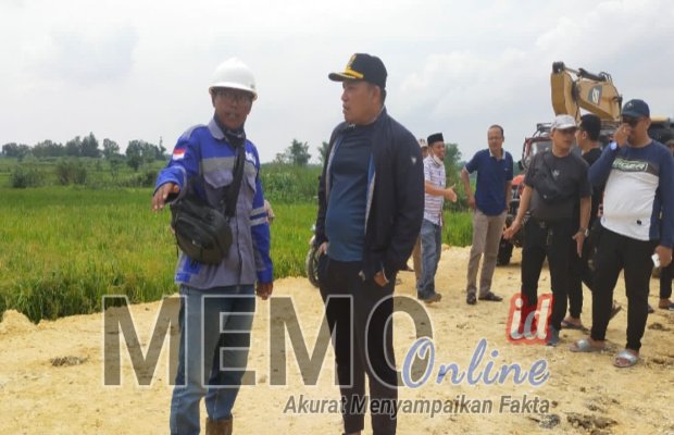 Foto : Bupati Sampang  (kanan) saat meninjau pembangunan jalan lingkar selatan