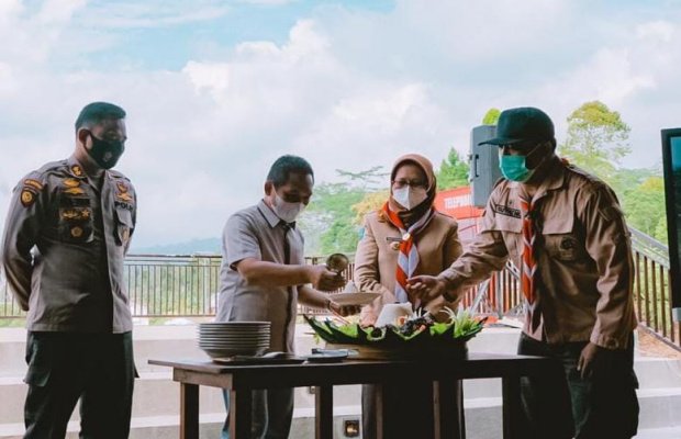  Foto : pemotongan tumpeng di lokasi Bumi Perkembangan Glagah Arum.