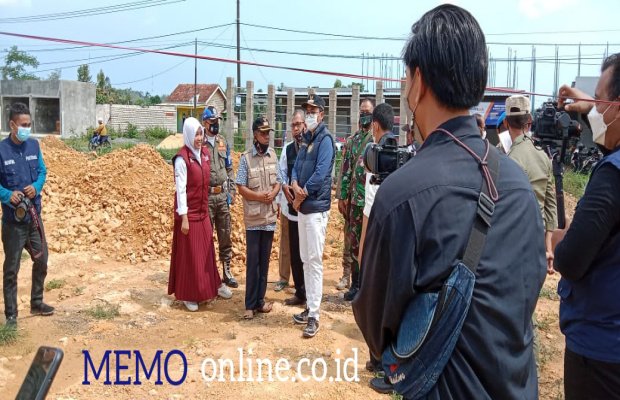 Foto :  Bupati Pamekasan, H. Baddrut Tamam Saat Tinjau Lokasi Pasar Hewan di Desa Klompang Barat
