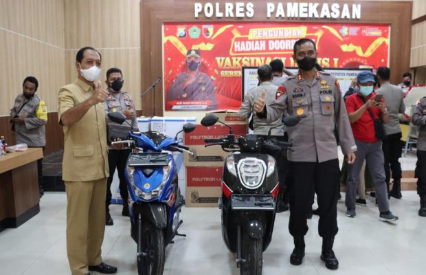 Foto : Kapolres Pamekasan, AKBP. Rogib Triyanto Tunjukkan Hadiah Unit Motor.