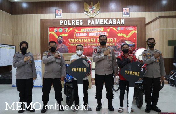   Foto : Kapolres Pamekasan, AKBP Rogib Triyanto S.I.K Usai Serahkan Hadiah Utama