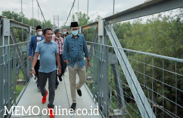   Foto : Bupati Pamekasan, H. Baddrut Tamam Saat Cek Jembatan Gantung di Desa Jambiringin.