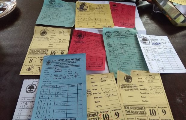   Foto : Buku angsuran rintenir berkedok koperasi di Pemdes Gumuksari, Kecamatan Kalisat, Jember.