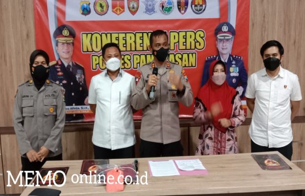  Foto : Kapolres Pamekasan Saat Memberikan Keterangan Kepada Sejumlah Wartawan.  