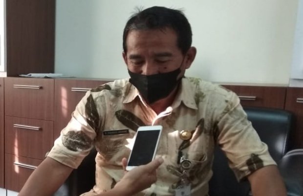   Foto: Camat Pakusari R. Syamsul Hidayat saat di konfirmasi media ini di ruangannya.