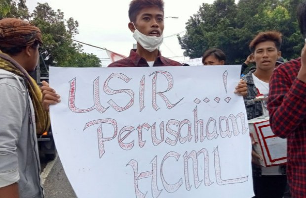 Foto: Poster yang dibawa pendemo ke kantor DPRD Sumenep