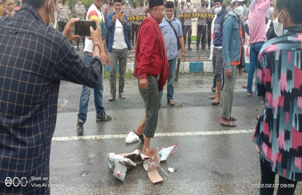 Foto: Pengunjuk rasa saat menginjak miniatur perahu bertuliskan JCML