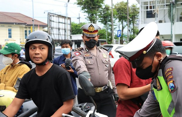 Foto: Tingkatkan disiplin prokes polres jember gelar pamor keris, di tempat keramaian