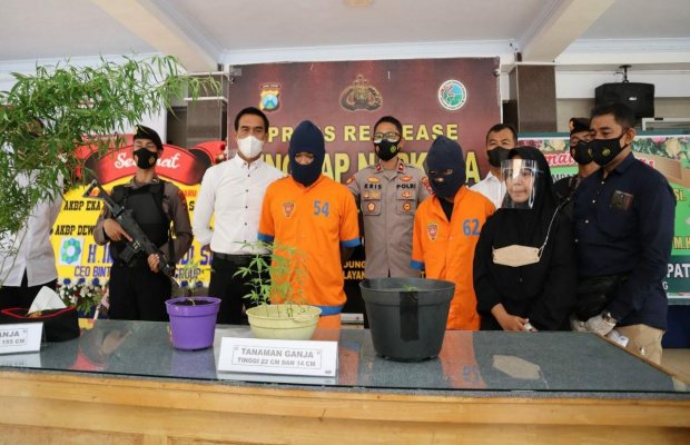 Foto : Kedua tersangka mengenakan baju orange
