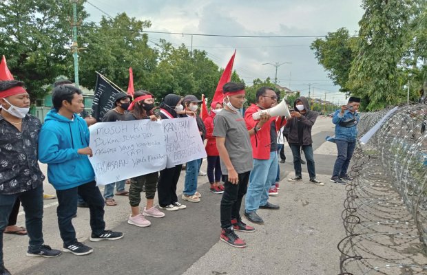 Foto: Aktivis DPC GMNI Sumenep saat Demo Surat Sakti Komisi II DPR ke SKK Migas