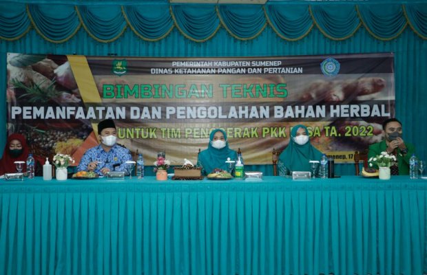 Foto: Dinas Ketahanan Pangan dan Pertanian Kabupaten Sumenep Bersama Ketua TP-PKK saat acara bimbingan teknis pemanfaatan pengolahan bahan herbal.