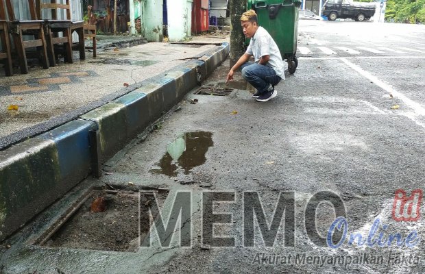 Foto : Masyarakat menunjukkan besi penutup gorong - gorong yang hilang