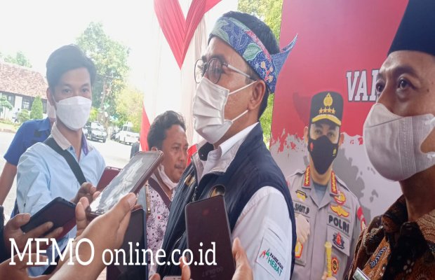  Foto : Bupati Baddrut Tamam Saat di Temui Wartawan di Kantor Bakorwil Pamekasan.