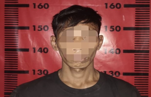  _Foto: Pelaku saat ditangkap anggota reskrim Polsek Kencong._