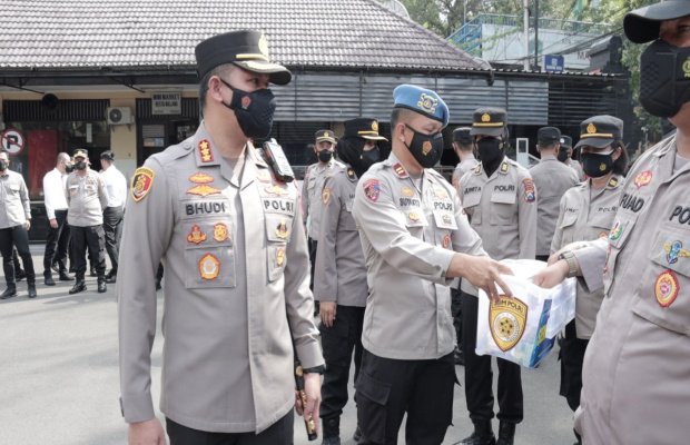   Foto : Kapolresta Malang Kota usai memimpin Apel Pagi Jam Pimpinan.