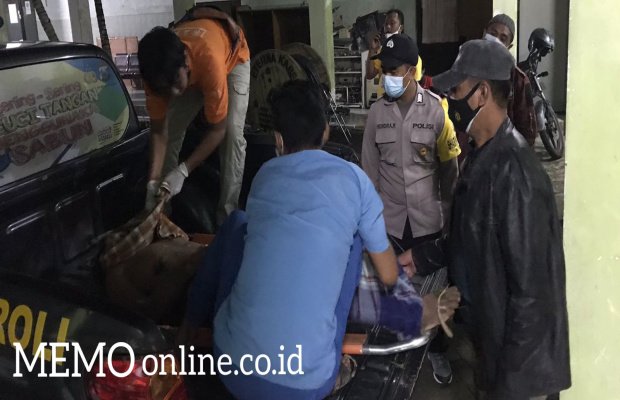   Foto : Mayat Laki - laki Saat di Bawa Polisi ke RSUD Pamekasan Untuk dilakukan Autopsi.