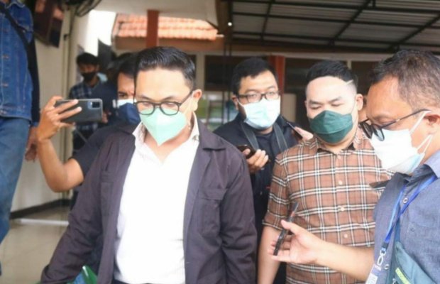 Foto: Jeffry Simatupang selaku Kuasa Hukum (JE) saat diwawancarai beberapa awak media.