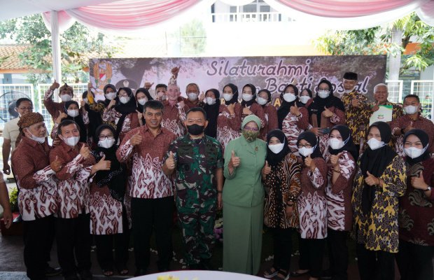Foto: Kasad Jenderal TNI Dudung Abdurachman bersama para Guru