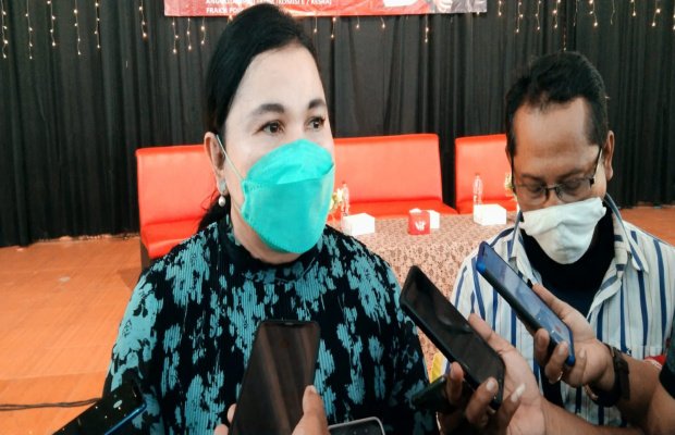 Foto : Hari Putri Lestari saat diwawancarai sejumlah awak media.  