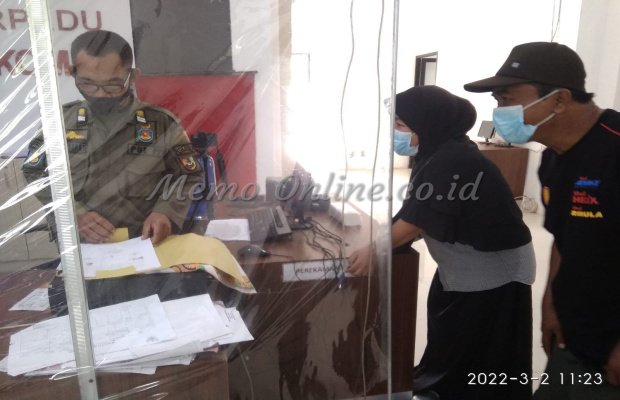 _Foto: Hj Mar saat mengantarkan berkas untuk mengajukan proses ulang_