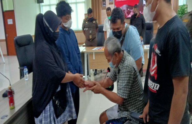 Foto: Korban dan tersangka saling bersalaman