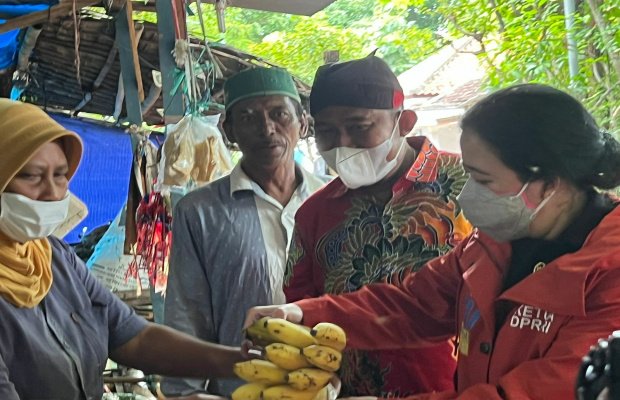 Foto: Bupati Sumenep Ach. Fauzi saat mendampingi Puan Maharani membeli pisang di Pulau Oksigen