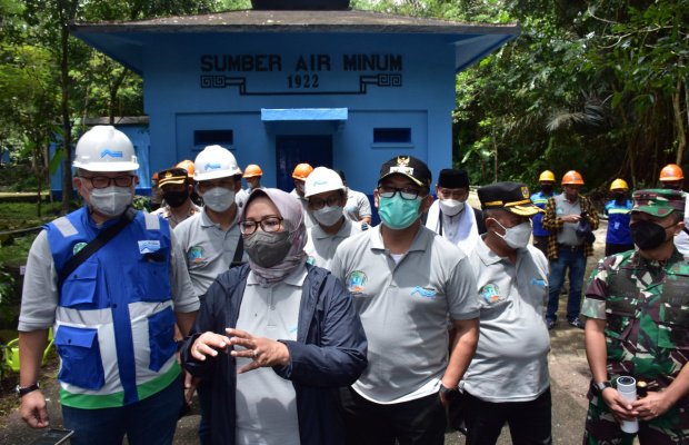 Foto : Bupati Bogor dan pimpinan perumda Tirta Kahuripan.