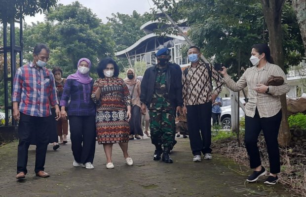 Foto : Istri mantan Panglima TNI bersama rombongan saat berkunjung ke SPI Kota Batu.