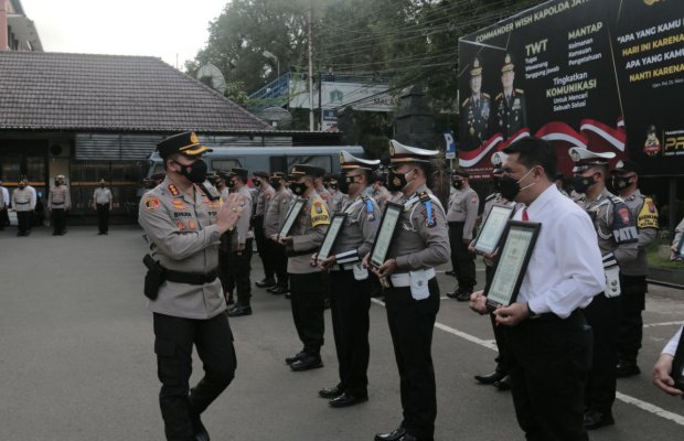 Foto: Kapolresta Malang Kota saat memberikan ucapan selamat kepada anggota yang mendapatkan reward