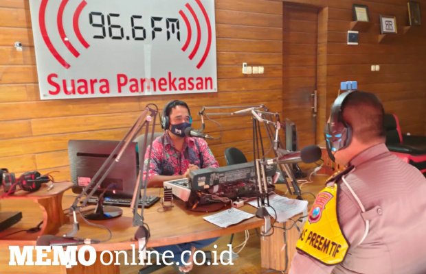 Foto: Kanit Dikyasa Satlantas Polres Pamekasan Saat Sosialisasi di Radio SPFM