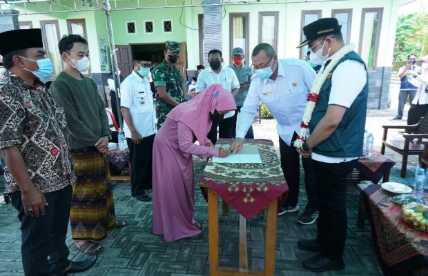 Foto : Bupati saat melakukan lepas pasung secara simbolis