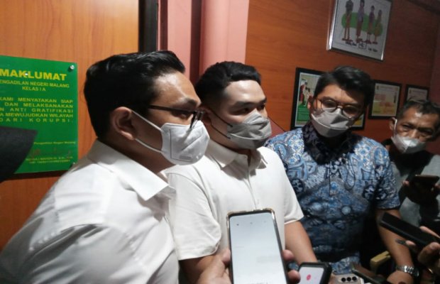 Foto: Tim kuasa hukum JE saat diwawancarai para awak media usai mendampingi sidang kliennya.