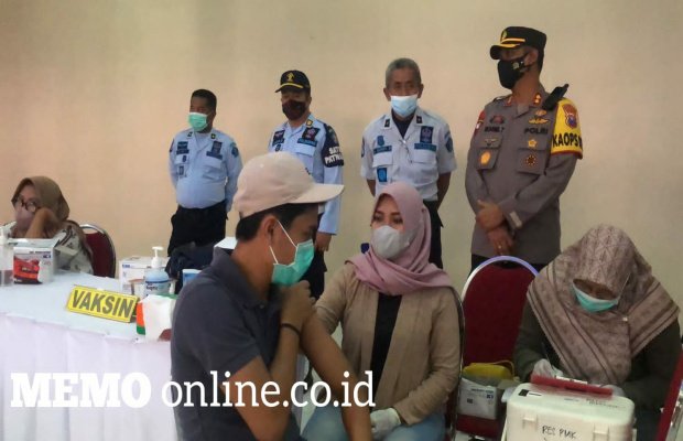 Foto: Kapolres Pamekasan Bersama Kalapas Tinjau Langsung Kegiatan Vaksinasi