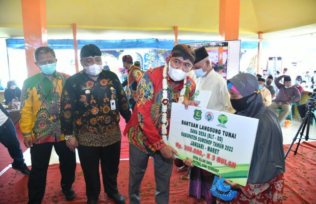 Foto: Bupati Sumenep Ach. Fauzi saat menyerahkan BLT Desa TA 2022