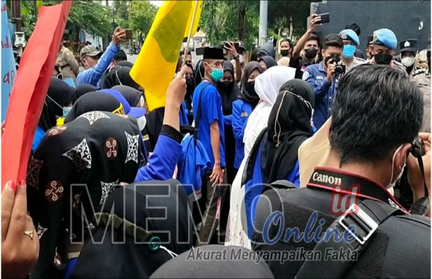 Foto : Aksi demonstran saat didepan Polres Sampang