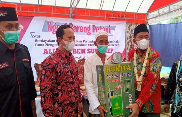 Foto: Bupati Sumenep Ach. Fauzi saat menyerahkan bantuan diacara ngopi bareng petabi