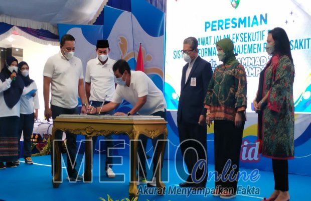 Foto : dr Agus Akhmadi, Direktur RSUD dr Muhammad Zyn bersama Bupati dan wakil Bupati Sampang