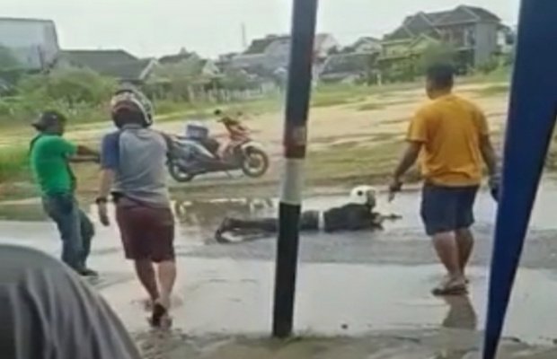 Foto: Screnshot video viral penembakan terduga begal di Sumenep