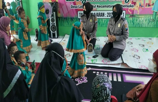 Foto : Polwan Satlantas Polres Lumajang ketika memberikan sosialisasi