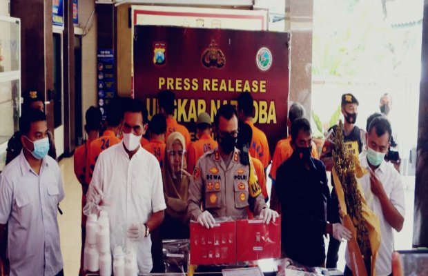 Foto : Kapolres Lumajang (tengah) menunjukkan barang bukti didampingi anggotanya