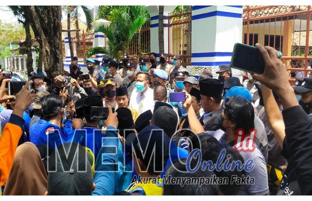 Foto : Fadol ketua DPRD Kabupaten Sampang saat menemui aksi demo didepan kantor DPRD Kabupaten Sampang