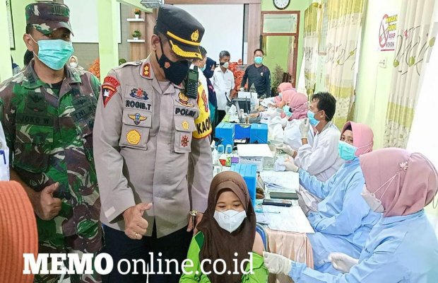 Foto: Kapolres Pamekasan Saat Pantau Langsung Pelaksanaan Vaksinasi Serentak