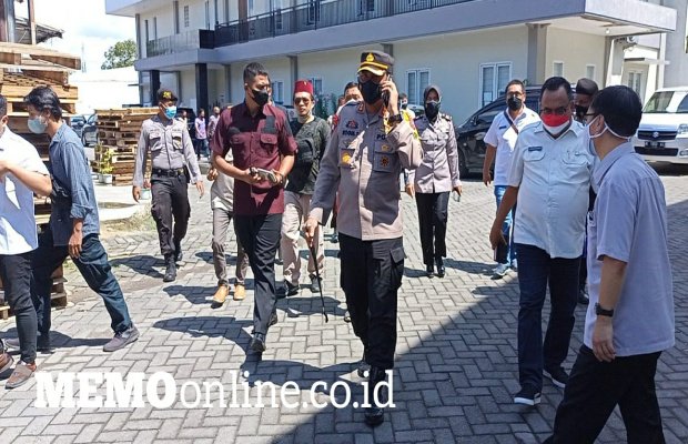 Foto: Kapolres Bersama Kepala Disperindag Pamekasan Saat Sidak di Lokasi Distributor