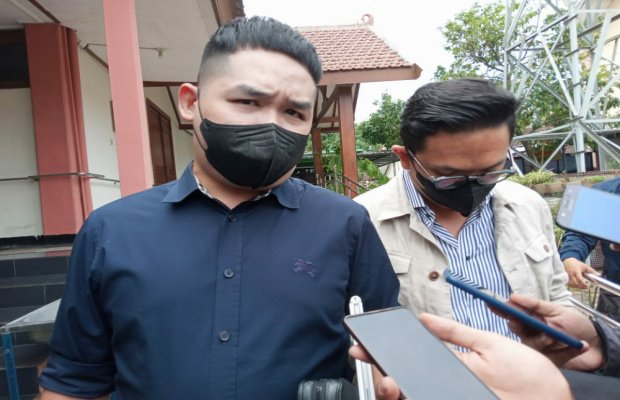 Foto: Tim kuasa hukum JE saat diwawancarai para awak media usai mendampingi sidang kliennya di PN Malang