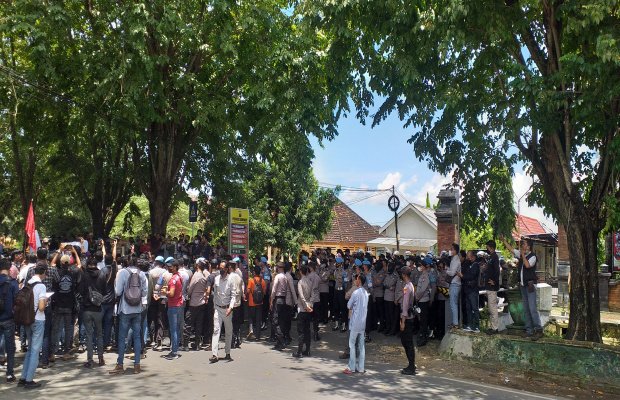 Foto: Aktivis GMNI dan masyarakat dua desa saat melakukan aksi unjuk rasa