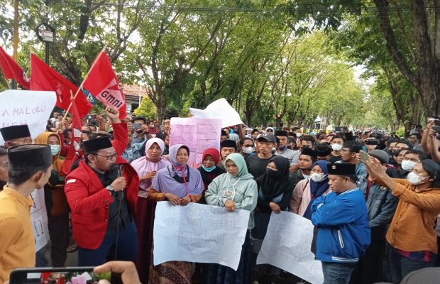 Foto: Aktivis GMNI dan masyarakat dua desa saat melakukan aksi unjuk rasa