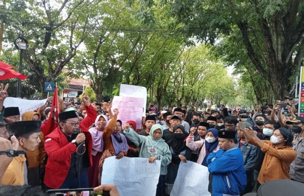 Foto: Aktivis GMNI dan masyarakat dua desa saat melakukan aksi unjuk rasa